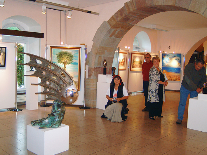 ​Pause photo avec Anne-Lan, Didier Frideloux, Jeanine Mielcarek, Jean-Jacques Lamenthe - Plastica Naboria 2ème biennale des Beaux Arts de Saint-Avold Exposition de Prestige d'Artistes Peintres et Sculpteurs "entre rêve et réalité" Hôtel de ville de Saint-Avold (57) Moselle  Du 1er au 30 octobre 2005 ​