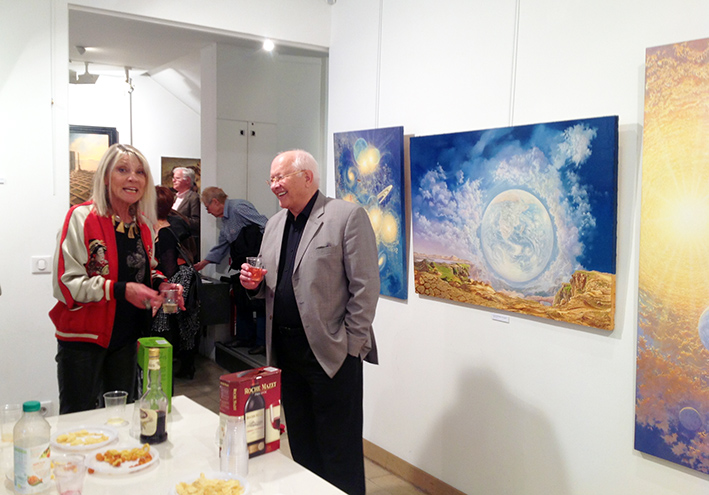 2015 - Yo Coquelin et Wojtek Siudmak devant les peintures à l'huile de François Schlesser © - Exposition du Musée de l'imaginaire du Château de Ferrières, Peintures et Sculptures dans la Galerie et l'Atelier Fondation Taylor Paris